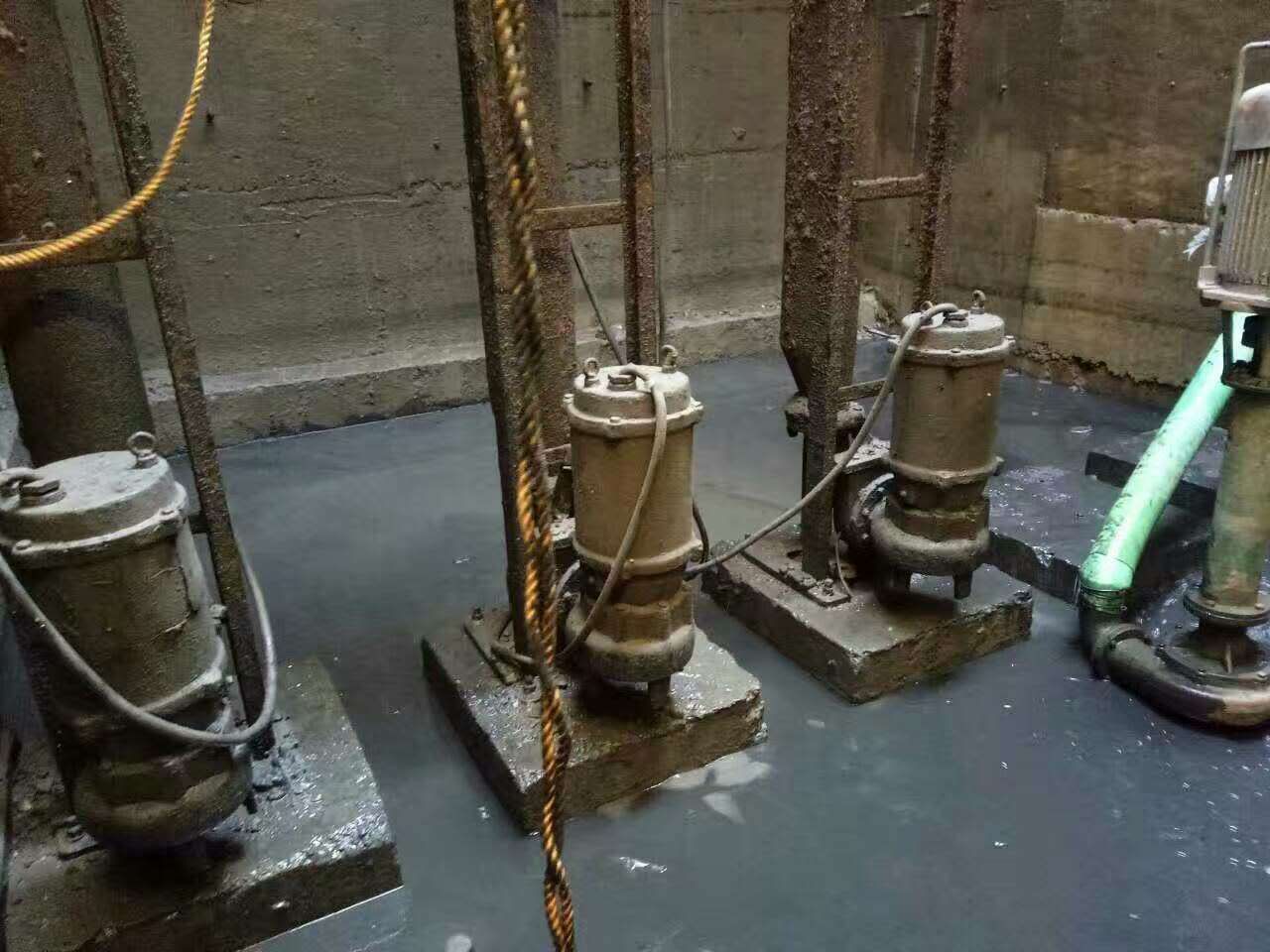 郾城污水池清理